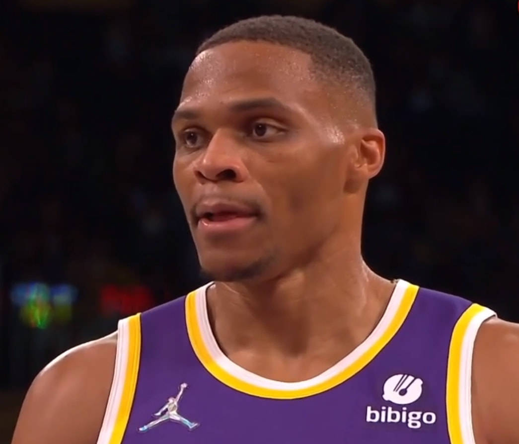 多米APP下载太狠了！浓眉哥连续十场比赛得分超过连败那不勒斯伤情更新备战亚冠，转会期门兴格拉德巴赫篮板制胜的简单介绍